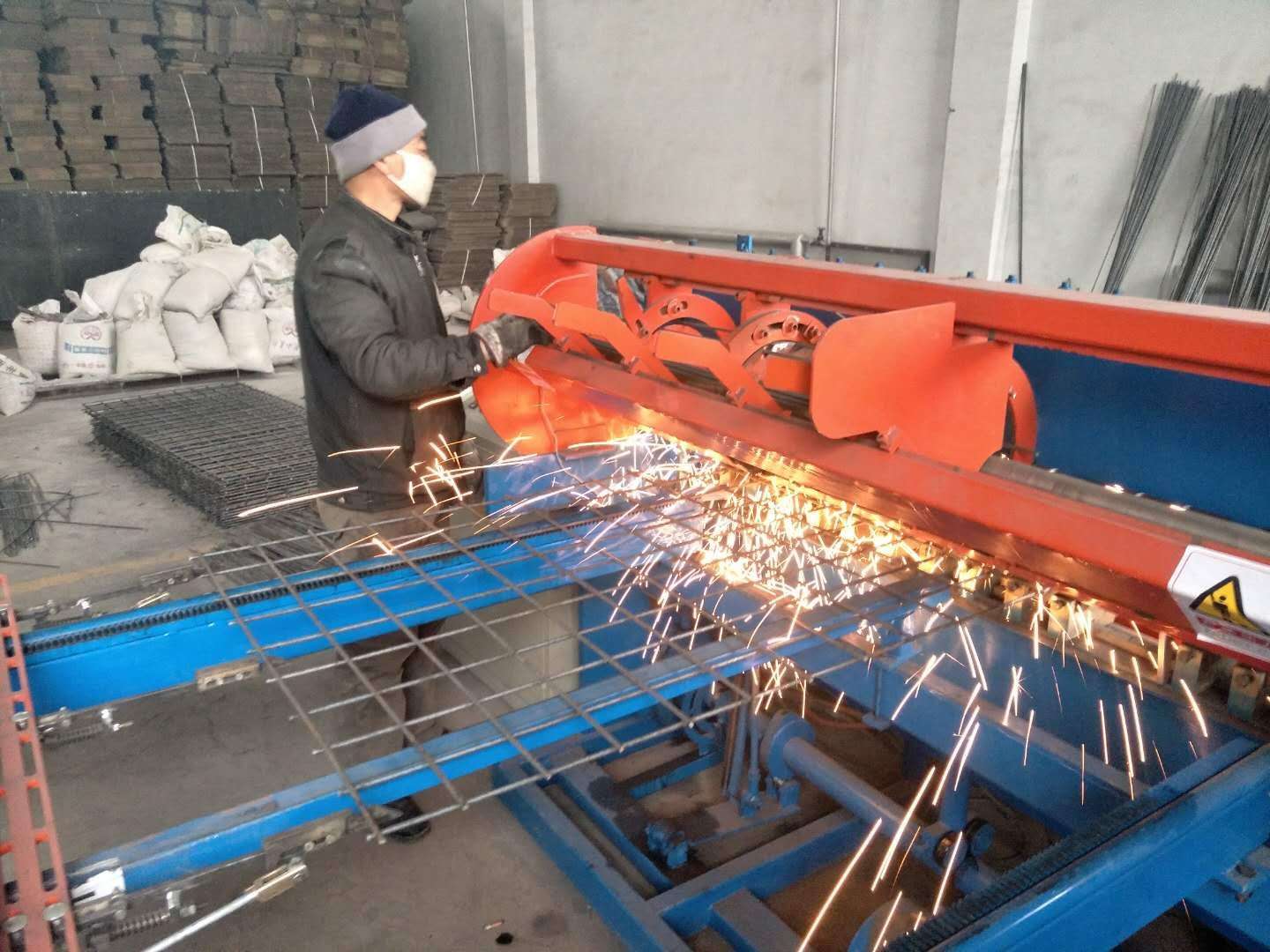 半自動焊網機投入使用段海青攝.jpg
