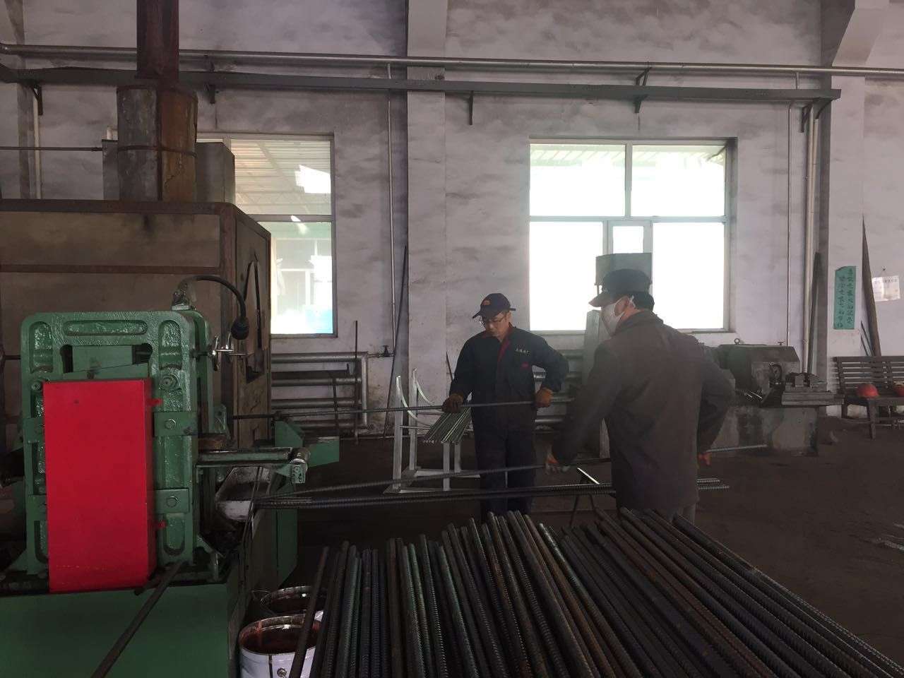民意公司支護廠購進新設備冷軋麻花錨桿機運行正常，圖為工作人員正在生產錨桿  冶玉梅攝.jpg