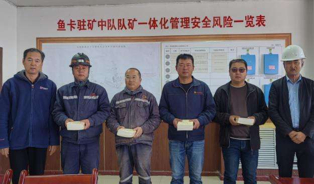 集團公司黨委專職副書記苑鋼代表集團公司前往海西項目部開展“送書上門”活動。.jpg