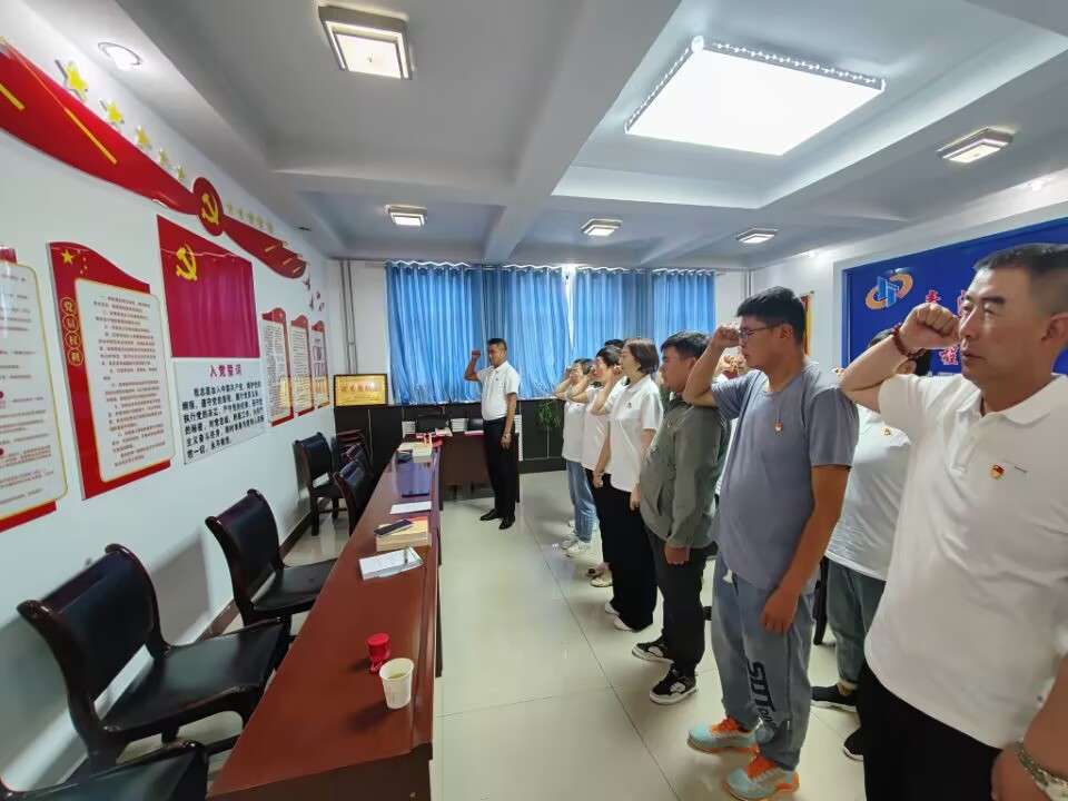 建設工程公司開展慶“七一”主題活動之入黨宣誓.jpg