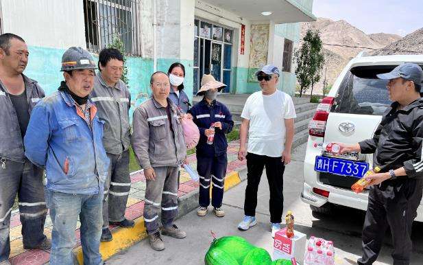 集團公司開展防暑降溫“送清涼”活動2.jpg