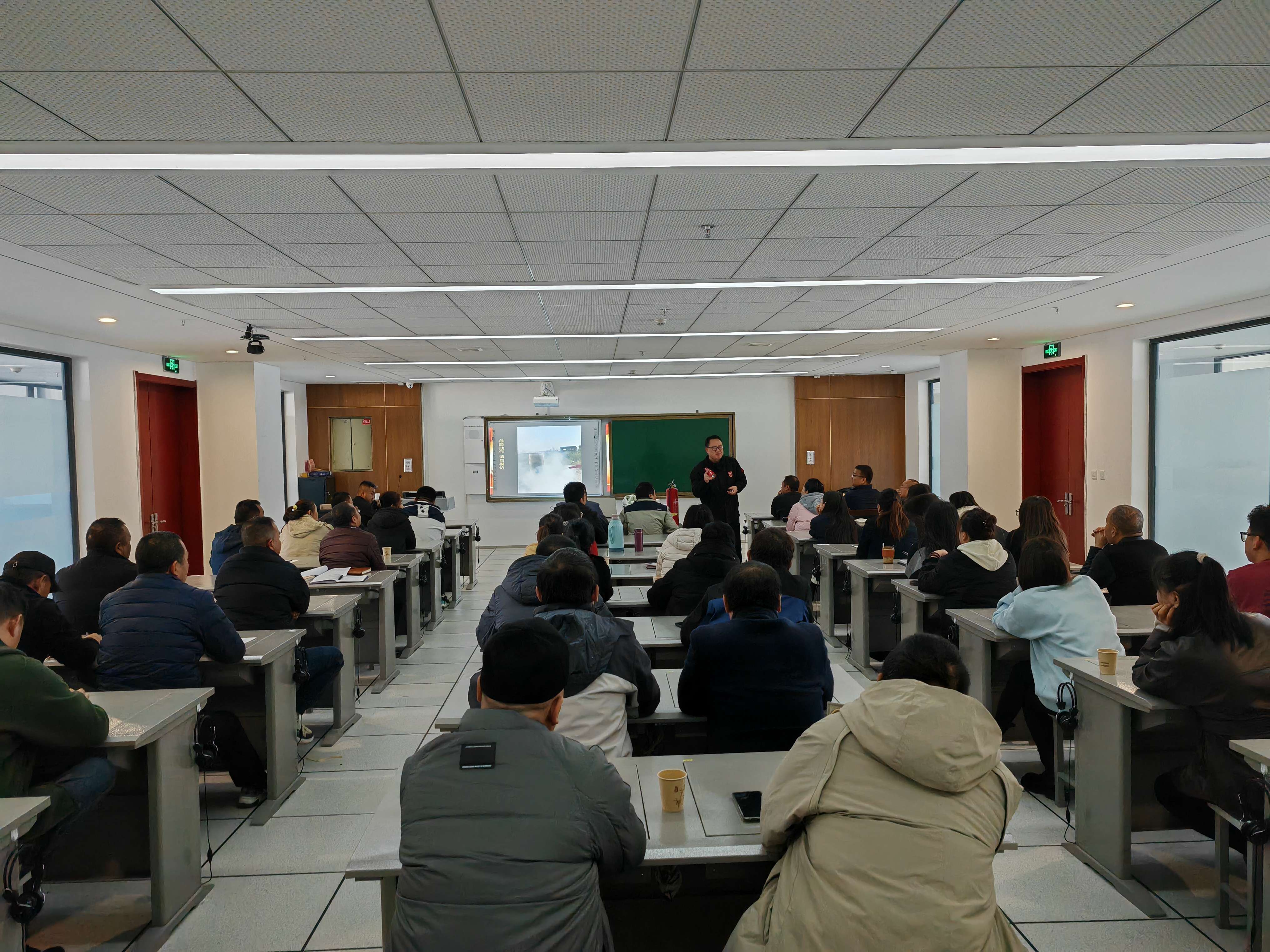 集團公司開展安全生產與消防安全培訓.jpg