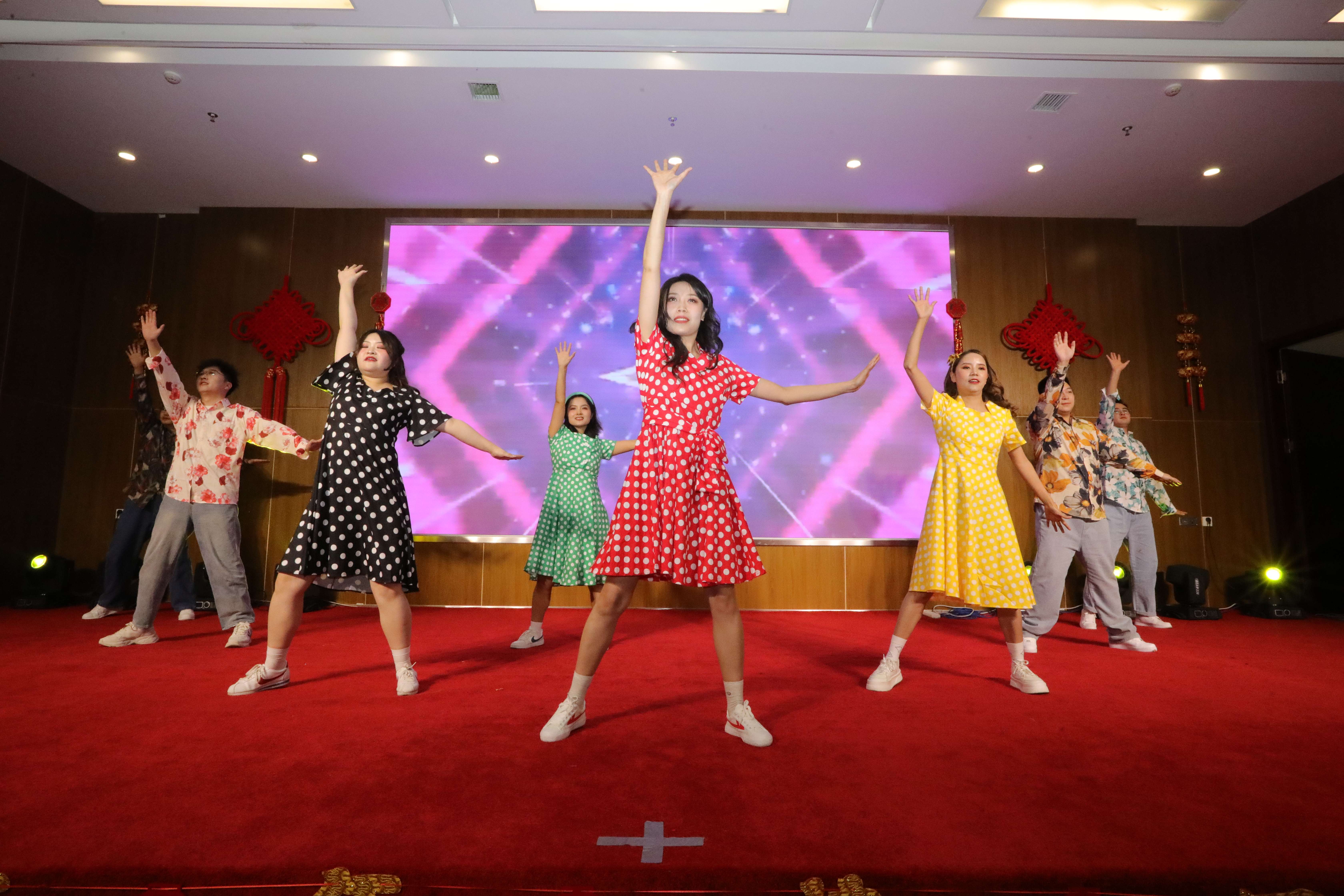 迎新年職工文藝匯演舞蹈《復古串燒》.JPG