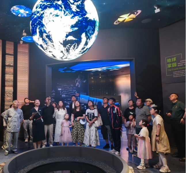 8月16日，機關黨支部組織黨員、青年員工及少年兒童赴青海省自然博物館開展“貫徹新發展理念 守護美麗青?！敝黝}黨日活動。.png